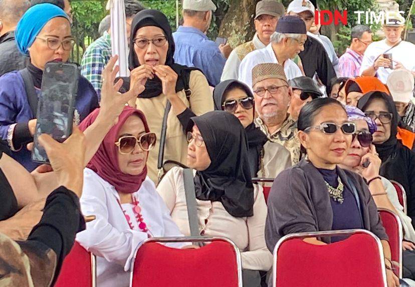potret artis di pemakaman Ray Sahetapy, Jumat (4/4/2025) (dok. IDN Times/Rani Asnurida)