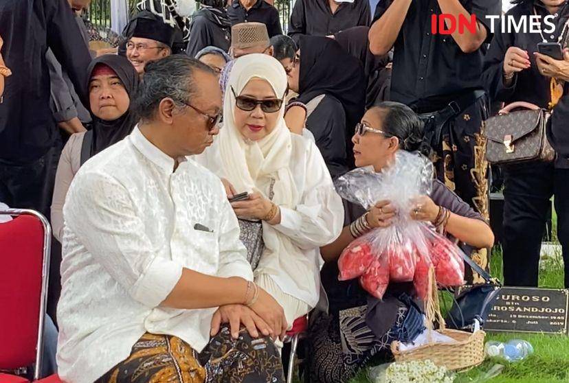 potret artis di pemakaman Ray Sahetapy, Jumat (4/4/2025) (dok. IDN Times/Rani Asnurida)