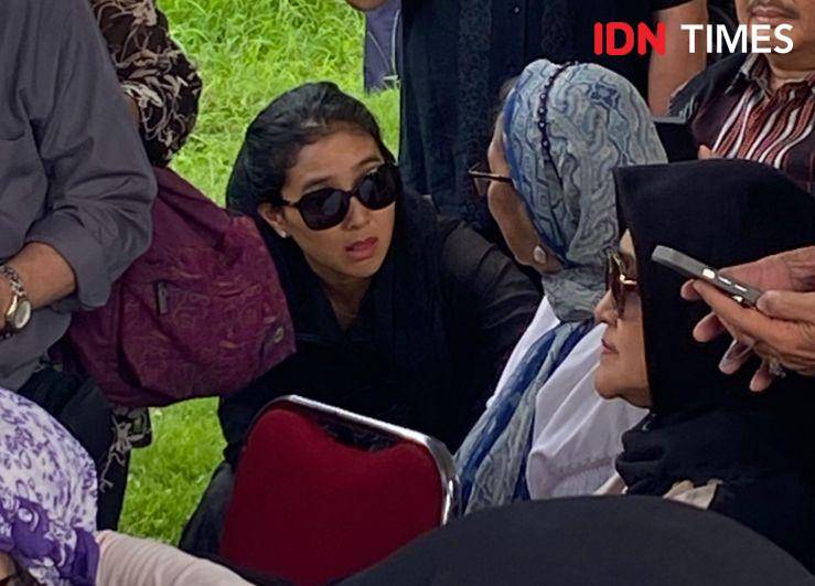 potret artis di pemakaman Ray Sahetapy, Jumat (4/4/2025) (dok. IDN Times/Rani Asnurida)