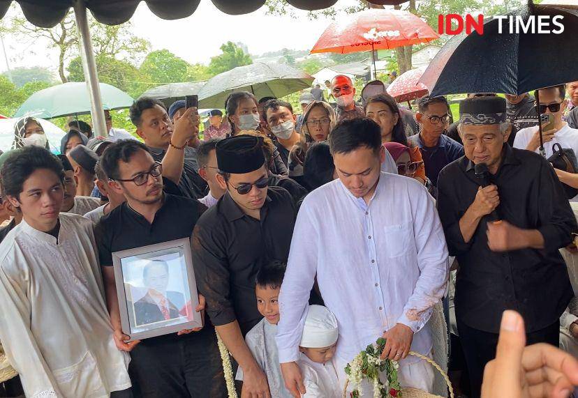potret artis di pemakaman Ray Sahetapy, Jumat (4/4/2025) (dok. IDN Times/Rani Asnurida)