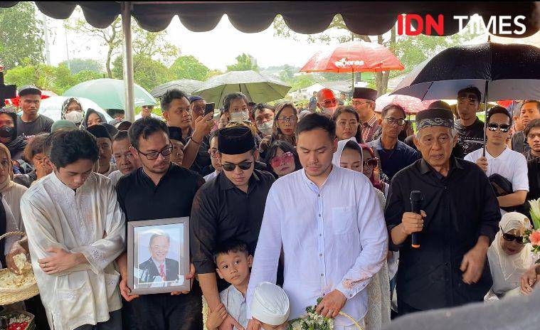 potret Arswendy Bening Swara di pemakaman Ray Sahetapy (dok. IDN Times/Rani Asnurida)