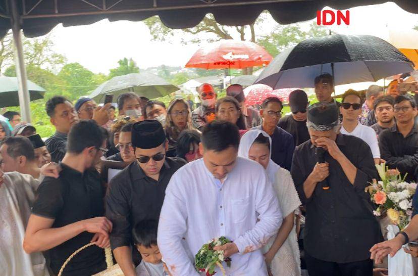 potret Arswendy Bening Swara di pemakaman Ray Sahetapy (dok. IDN Times/Rani Asnurida)