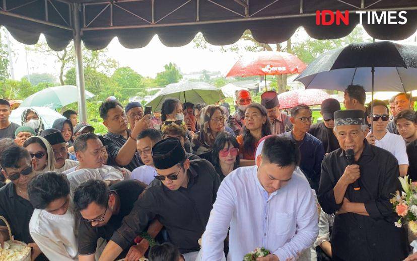 potret Arswendy Bening Swara di pemakaman Ray Sahetapy (dok. IDN Times/Rani Asnurida)