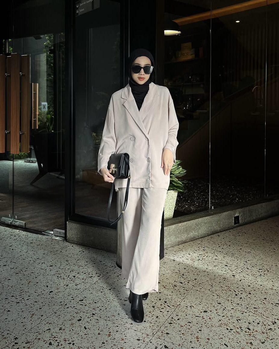 potret ide OOTD Hijab smart casual look ala Dela Ayu (instagram.com/delaaayuu)