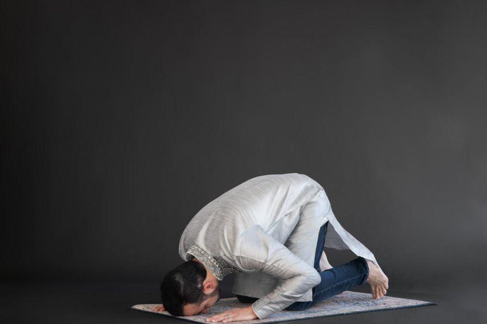 ilustrasi mendirikan salat malam (pexels.com/RDNE Stock project)