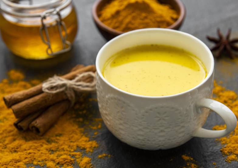 ilustrasi golden milk (vecteezy.com/rudoelena312083)