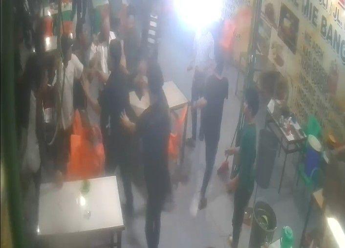 Warkop Dekat Kampus UMSU Diobrak-abrik Preman saat Lebaran