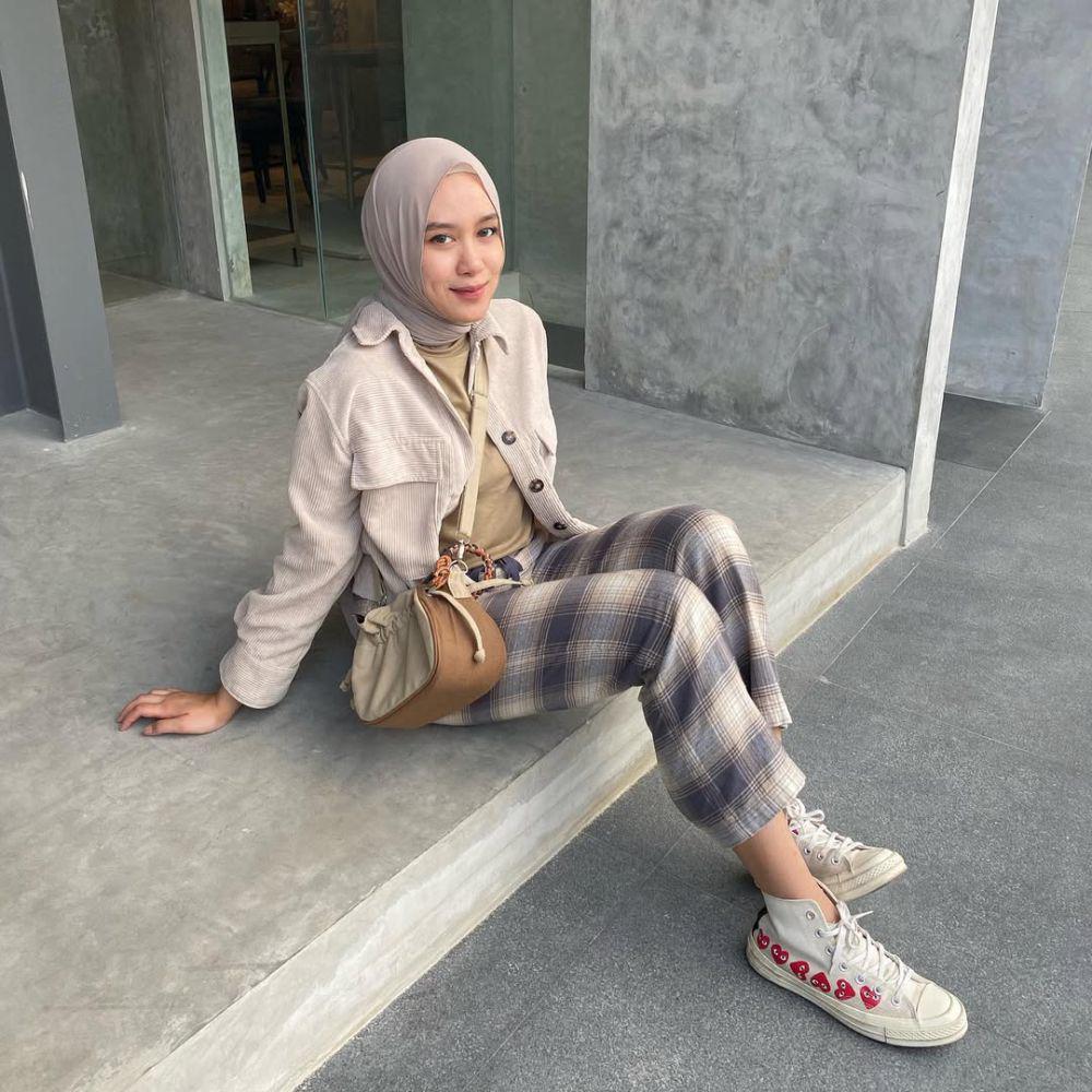 Outfit beige Shadira Firdausi (Instagram.com/shadirafirdausii)