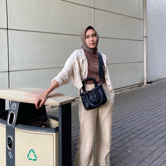 Ide outfit beige Shadira Firdausi (Instagram.com/shadirafirdausii)