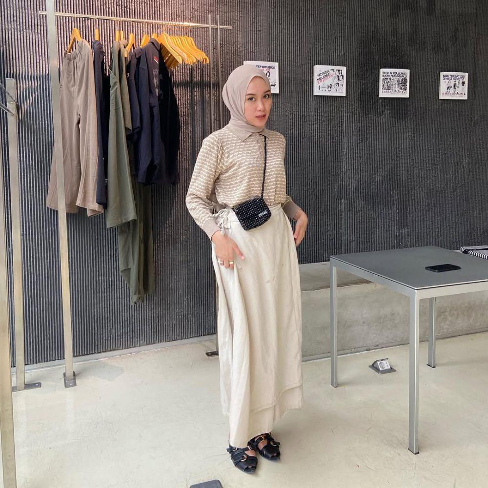 Ide outfit beige Shadira Firdausi (Instagram.com/shadirafirdausii)