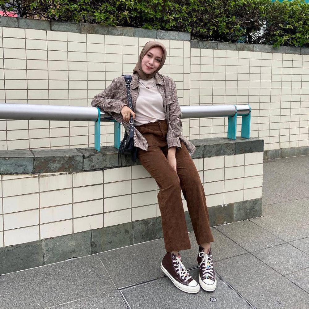 Ide outfit beige Shadira Firdausi (Instagram.com/shadirafirdausii)