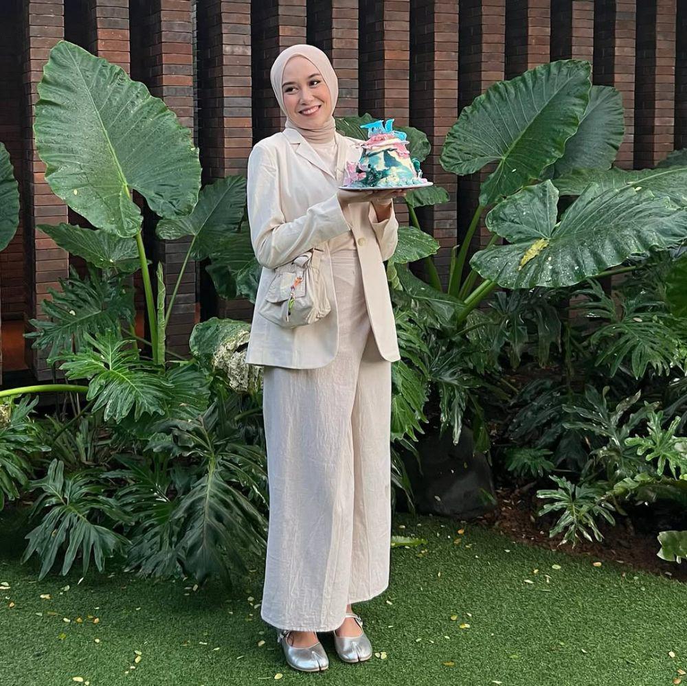 Ide outfit beige Shadira Firdausi (Instagram.com/shadirafirdausii)