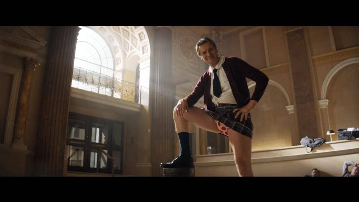 Liam Neeson di Naked Gun.jpg