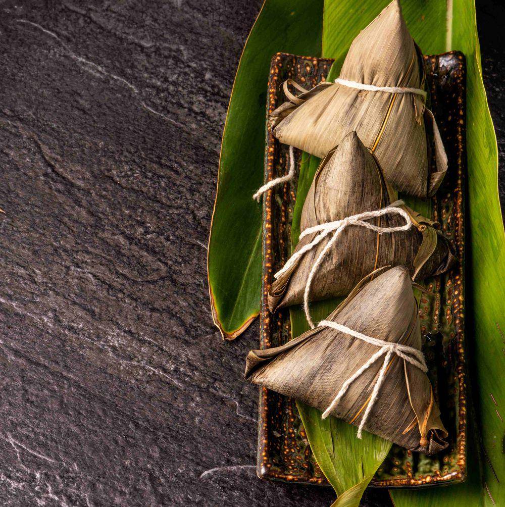 ilustrasi bungkus dengan daun pisang (vecteezy.com/romiximage)