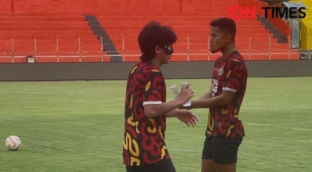 Pakai Topeng, Pemain Semen Padang FC M Ikbal Mulai Ikut Latihan