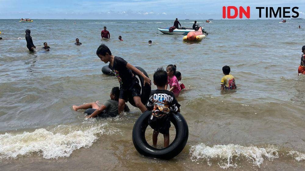 Hingga Rabu (2/4/2025) kemarin, pengunjung Pantai Manggar sudah mencapai 13 ribu lebih. Jumlah ini dipastikan akan terus meningkat. (IDN Times/Erik Alfian)