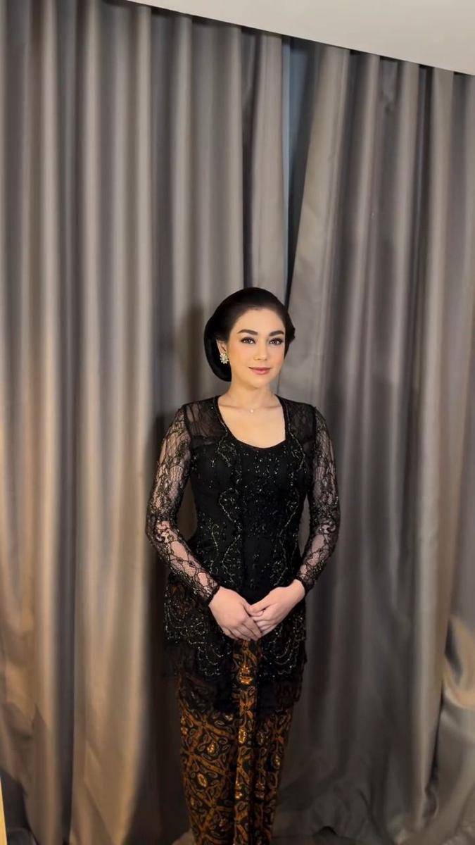 Kebaya ala Celine Evangelista (instagram.com/celine_evangelista)