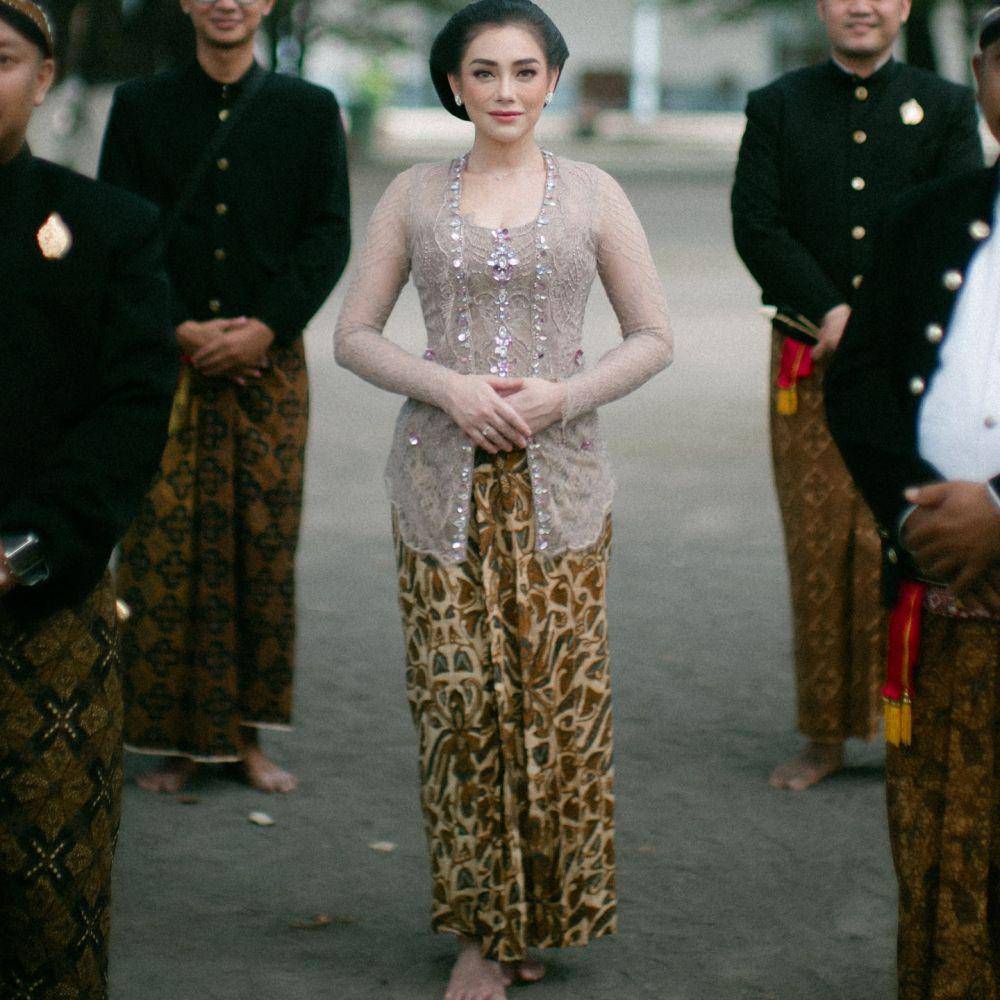 Kebaya ala Celine Evangelista (instagram.com/wicaksonoajiofficial)