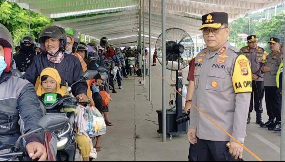 Kapolda Lampung Irjen Helmy Santika meninjau pemudik sepeda motor di Pelabuhan Bakauheni H+5 arus balik, Sabtu (5/4/2025). (Dok. Polda Lampung).