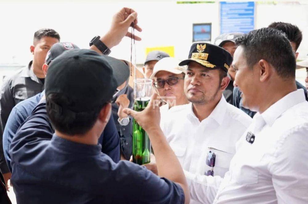 Gubernur Kaltim, Rudy Masud, meninjau kualitas BBM di sejumlah SPBU di Kota Samarinda, Sabtu (5/4/2025). (Dok. Pemprov Kaltim)