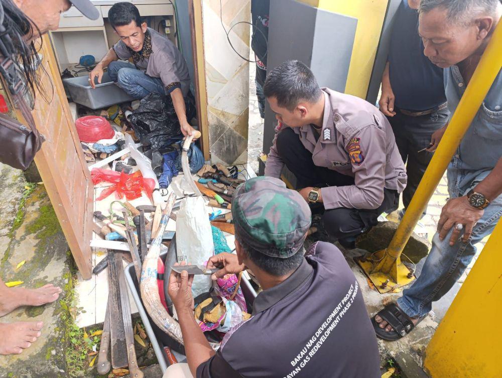 Polisi Sita Ratusan Senjata Tajam dari Pemudik di Pelabuhan Semayang