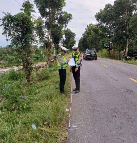 Polisi saat olah TKP kecelakaan Panther Tabrak Terios di Jalinsum Muratara(Dok. Polisi)