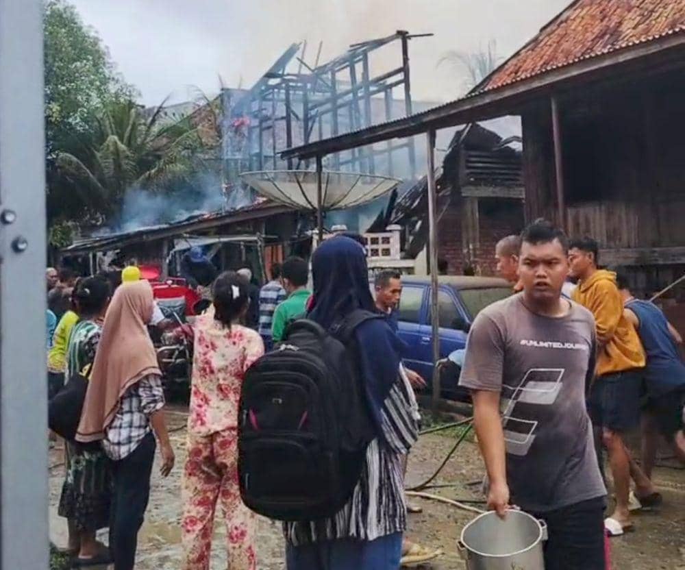 Diduga Korsleting Listrik, 2 Rumah dan 3 Motor di Muba Hangus Terbakar