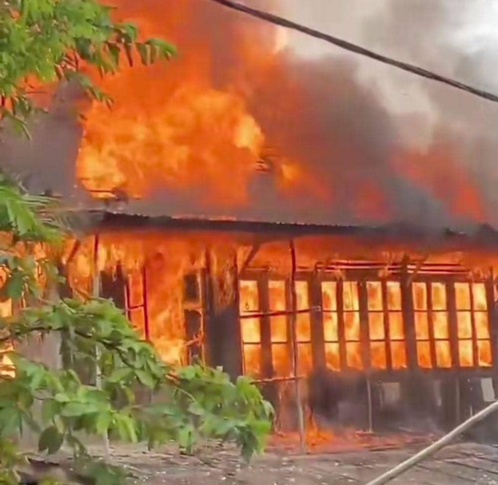 Kondisi rumah warga yang terbakar di Desa Sindang Marga, Kecamatan Sungai Keruh. (Dok. Warga)