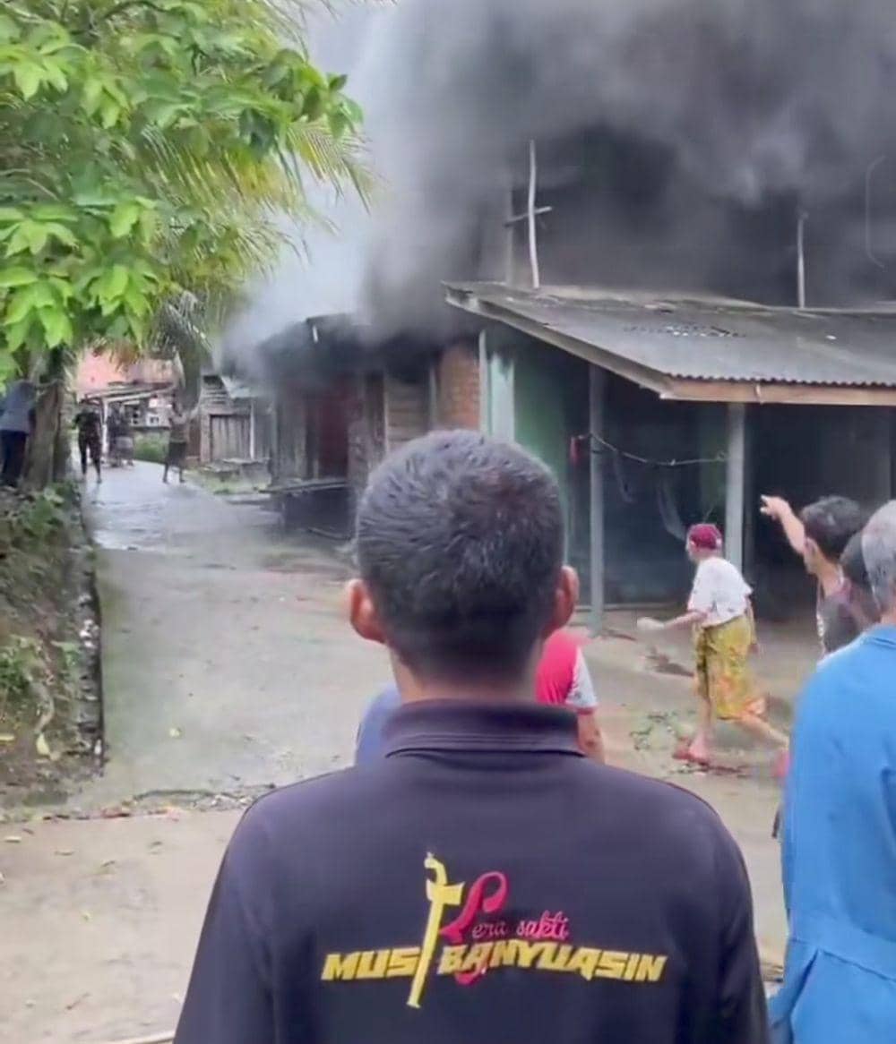 Kondisi rumah warga yang terbakar di Desa Sindang Marga, Kecamatan Sungai Keruh. (Dok. Warga)