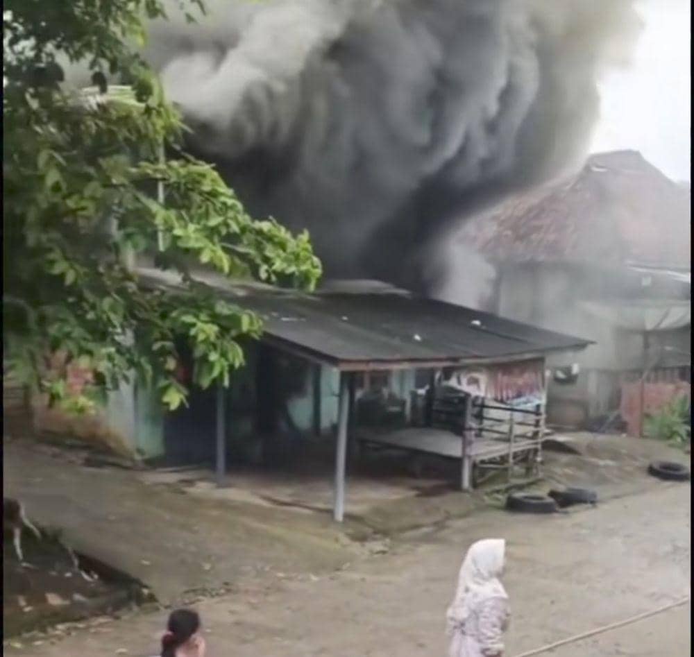 Kondisi rumah warga yang terbakar di Desa Sindang Marga, Kecamatan Sungai Keruh. (Dok. Warga)