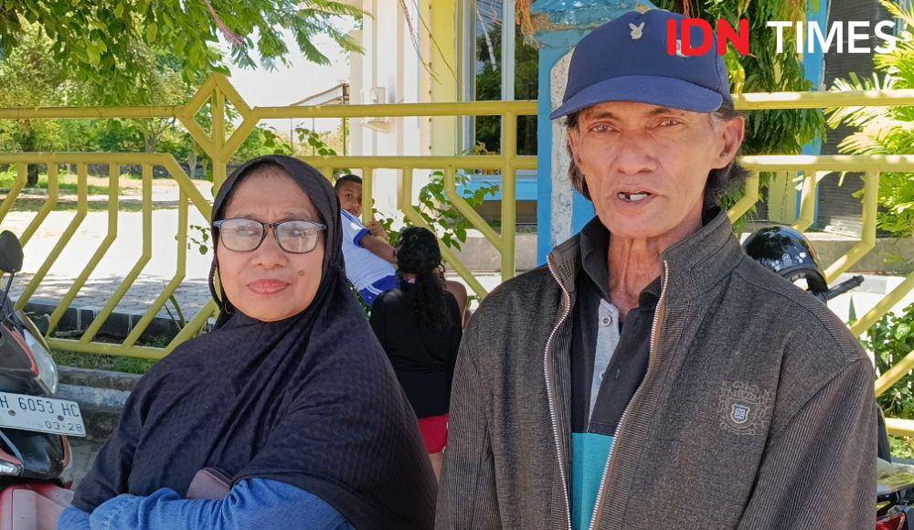 Ibrahim Ndolu dan istrinya, Rahmatia Dusu, turut menyambut kedatangan jenazah Mgr Petrus Turang. (IDN Times/ Putra F. D. Bali Mula)