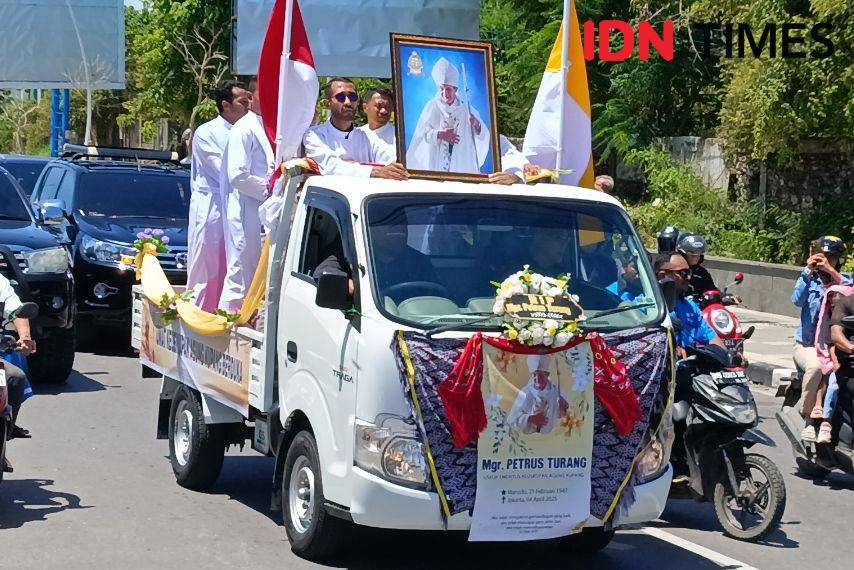 Peti jenazah Mgr Petrus Turang dibawa menggunakan mobil pikap putih. (IDN Times/ Putra F. D. Bali Mula)