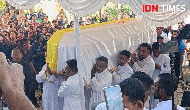 Dikawal Beberapa Romo, Jenazah Mgr Petrus Turang Tiba di Kupang
