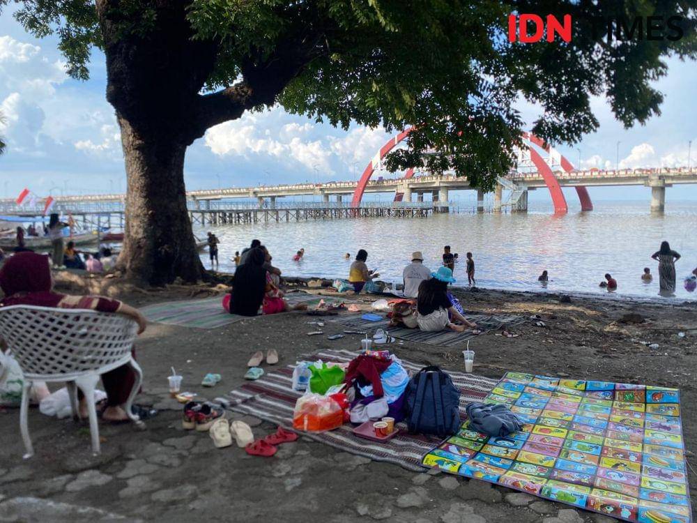 Suasana libur Lebaran 2025 di THP Kenjeran Surabaya. (IDN Times/Khusnul Hasana)