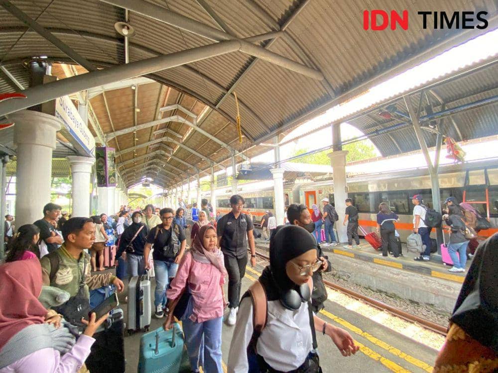 Arus Balik, Ribuan Penumpang Padati Stasiun Surabaya Gubeng