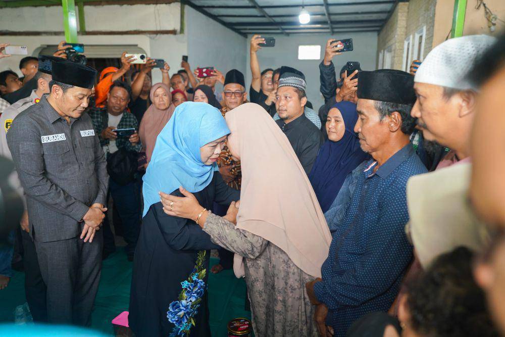 Khofifah Beri Santunan Keluarga Korban Tanah Longsor Cangar