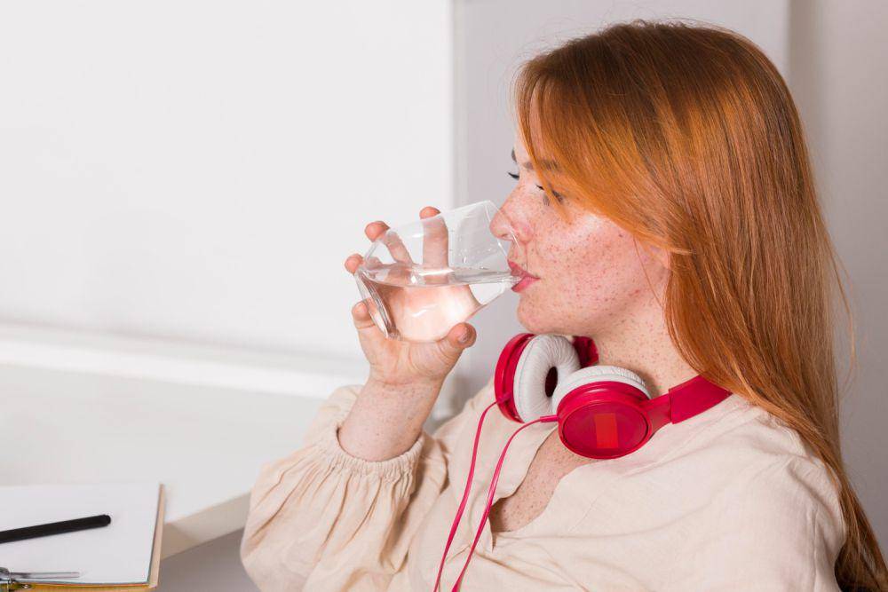 Ilustrasi wanita minum air putih (freepik.com/freepik)
