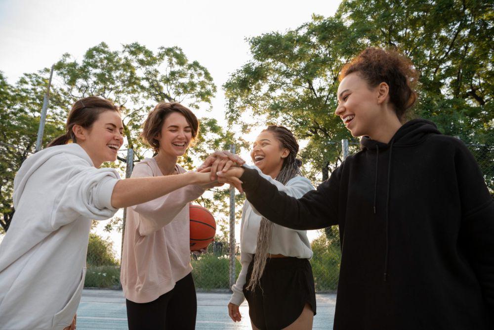 Ilustrasi bermain basket dengan teman (freepik.com/freepik)