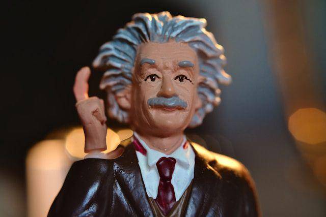 figur Einstein (unsplash.com/@andrewjoegeorge)