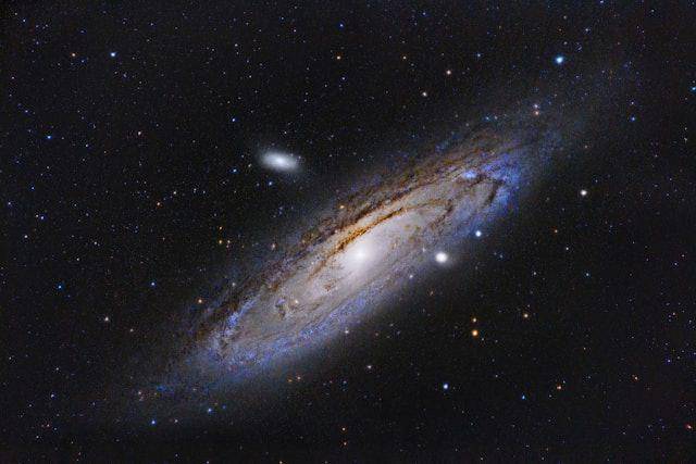 gambar galaksi Andromeda (unsplash.com/@arnaudmariat)