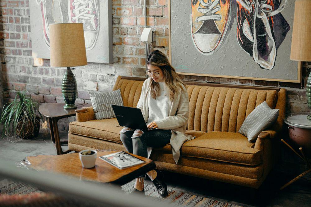 Ilustrasi seorang wanita sedang mendaftar beasiswa (unsplash.com/Brooke Cagle)