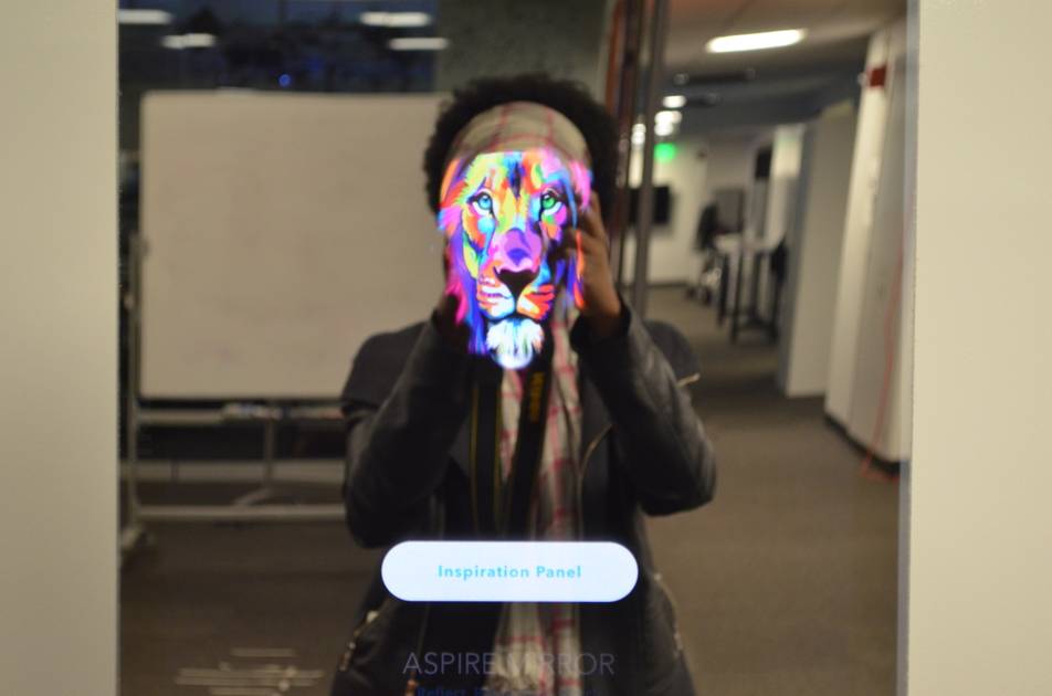 Untuk menguji sistem dalam proyek Aspire Mirror, Joy bahkan harus mengenakan topeng putih agar wajahnya bisa terbaca oleh kamera (aspiremirror.com)