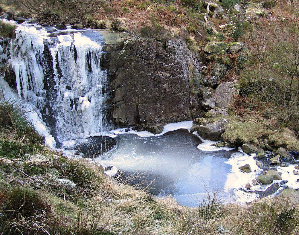 ilustrasi air terjun es (commons.wikimedia.org/Dave Croker)