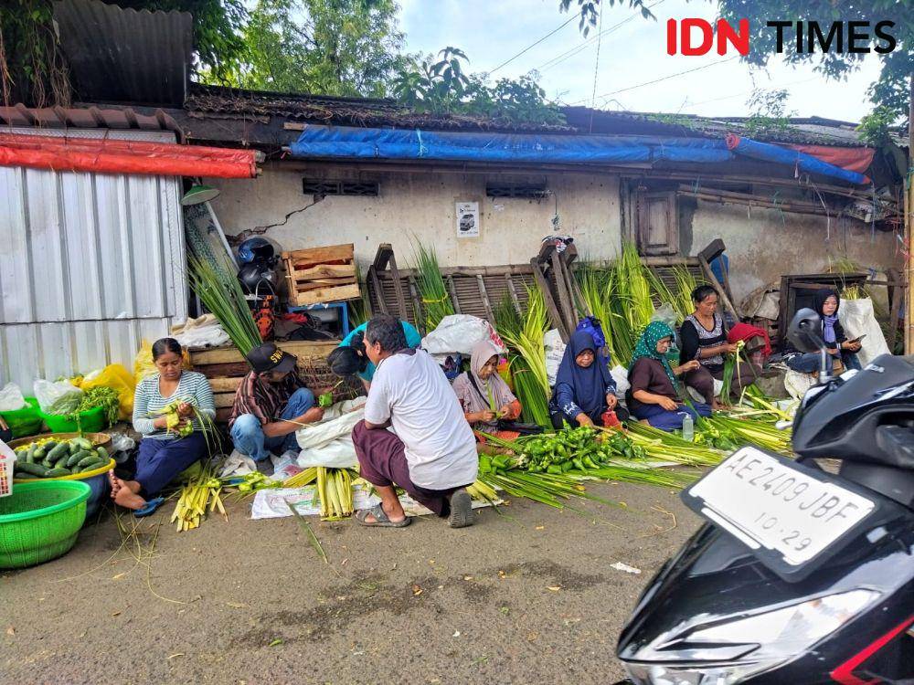 Aktivitas jual beli di pasar sayur Magetan. IDN Times/ Riyanto.