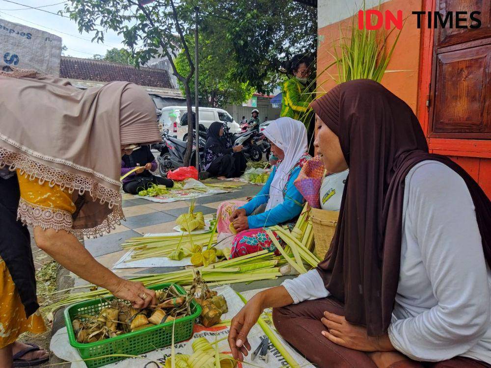 Pedagang ketupat musiman padati trotoar pasar sayur Magetan. IDN Times/ Riyanto.