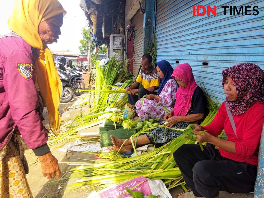 Pedagang Ketupat Musiman di Magetan Raup Omzet hingga Rp1 Juta Sehari