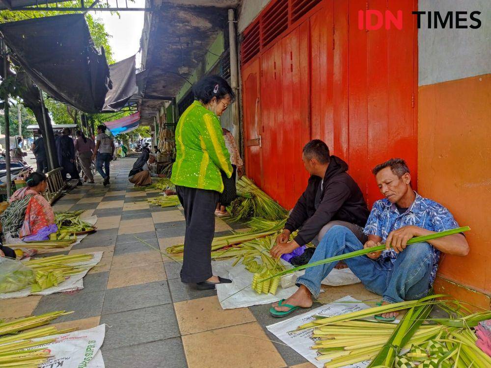 Pedagang ketupat musiman padati trotoar pasar sayur Magetan. IDN Times/ Riyanto.