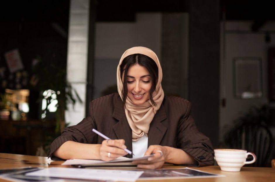 Ilustrasi perencanaan keuangan THR sejak awal (freepik.com/freepik)