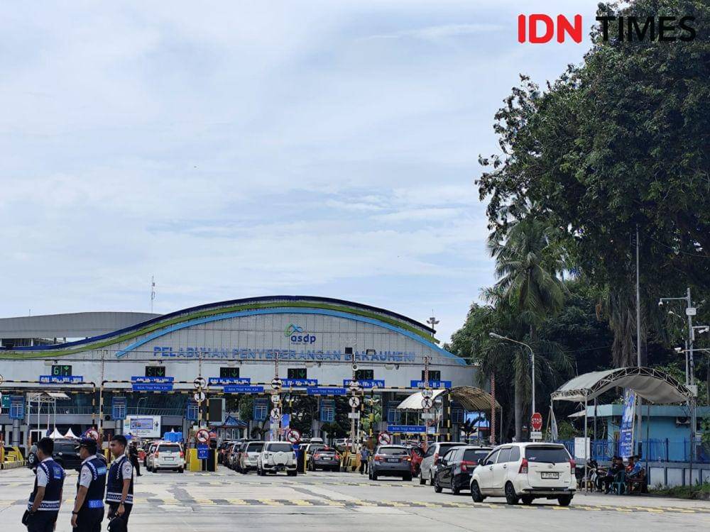 Suasana pintu masuk pelabuhan Bakauheni Lampung. (IDN Times/Muhaimin)