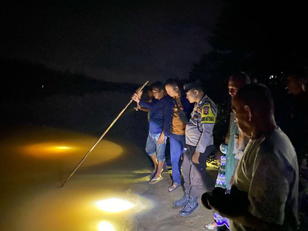 pencarian dua korban yang diduga tenggelam di aliran sungai Ogan (Dok: Polsek Tanjung Raja)